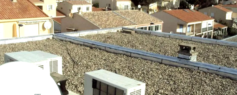 Recherche de fuite sur un toit avec des gravillons