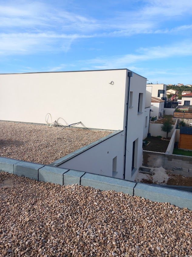 Travaux sur toit pour l'étanchéité et pose de graviers terrasse terminé
