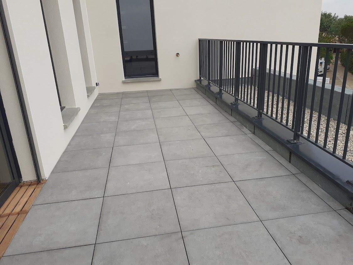 Pose de carrelage sur une terrasse