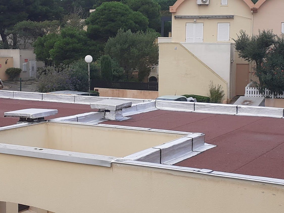 Vue de loin lors des travaux d'étanchéité du toit