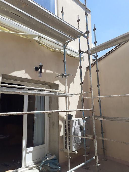 Ravalement de façade en cours d'exécution