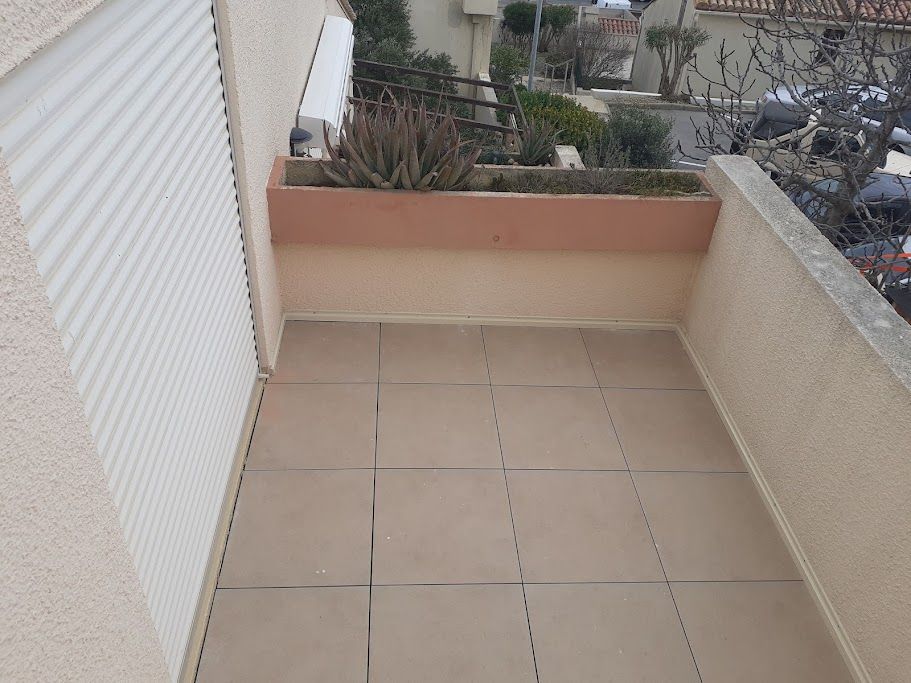 Une terrasse en carrelage ocre
