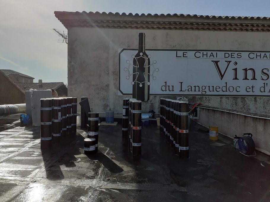 Focus sur le toit d'une maison de vin dont l'étanchéité vient d'être réalisée