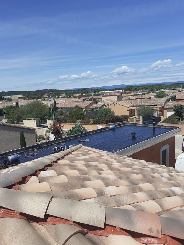 Focus sur un toit en tuiles à Béziers