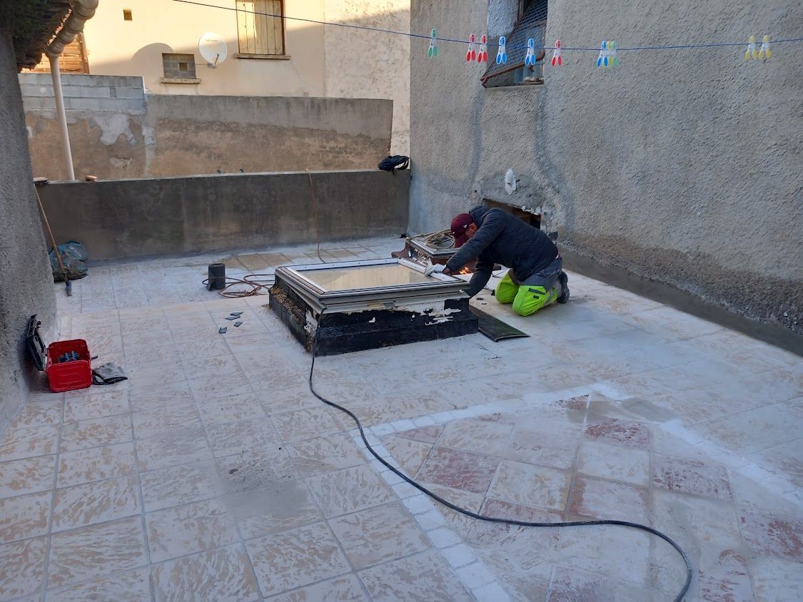 Étanchéité d'une fenêtre de toit en cours de réalisation