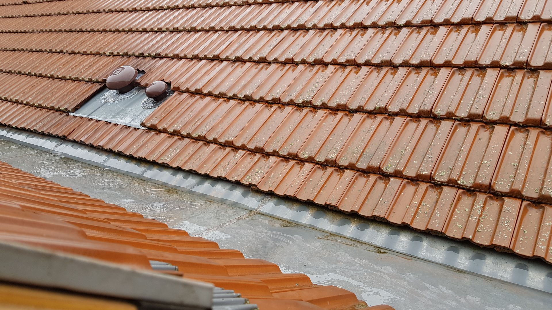 Un chéneau entre deux pentes de toit