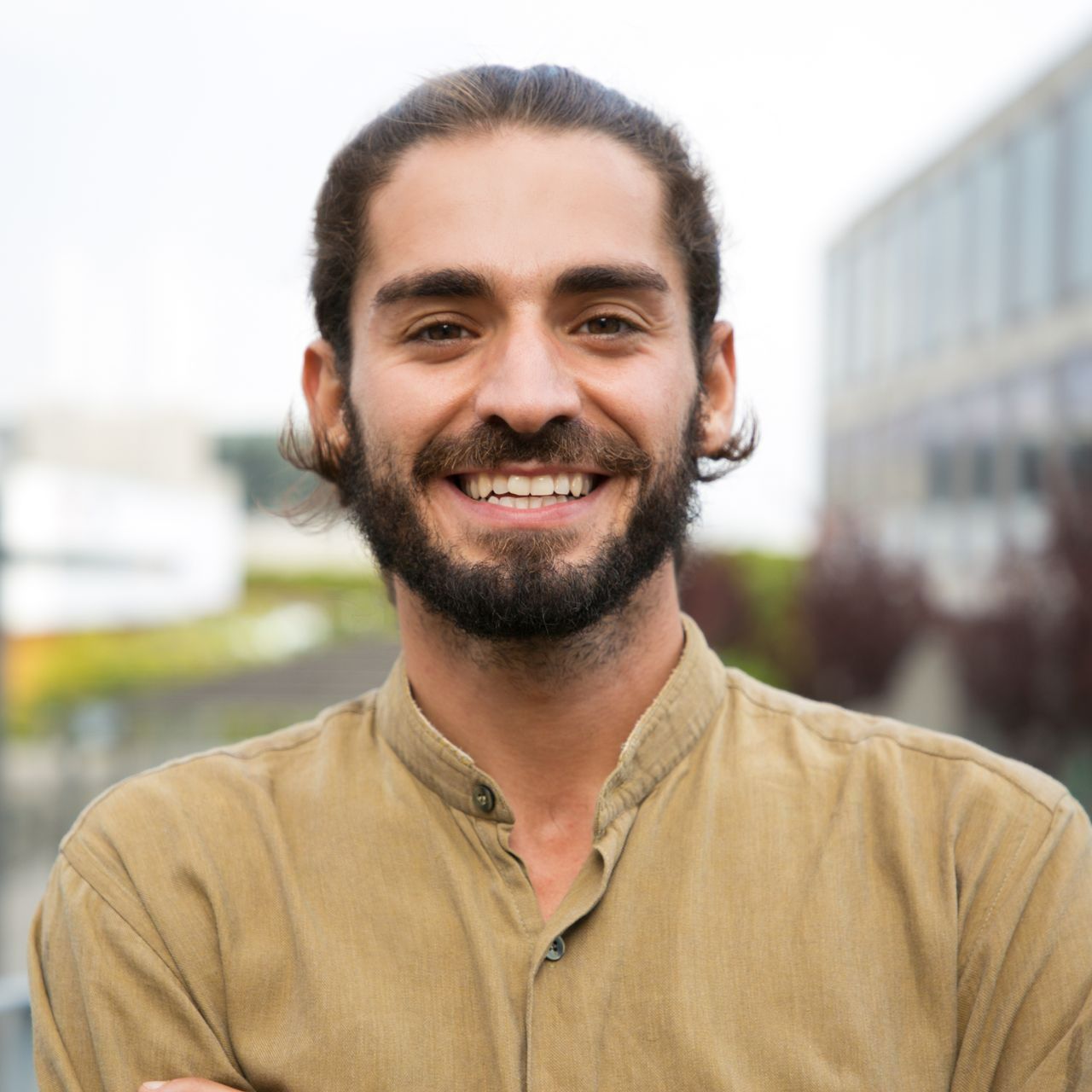 Portrait d'un jeune homme souriant