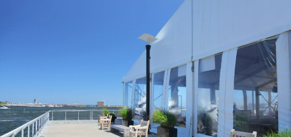 Un toit terrasse avec un barnum et une vue dégagée en bord de mer