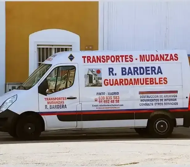 Camión de mudanzas blanco con 