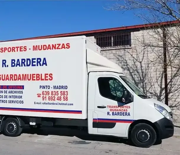 Camión de reparto blanco con el nombre de la empresa 