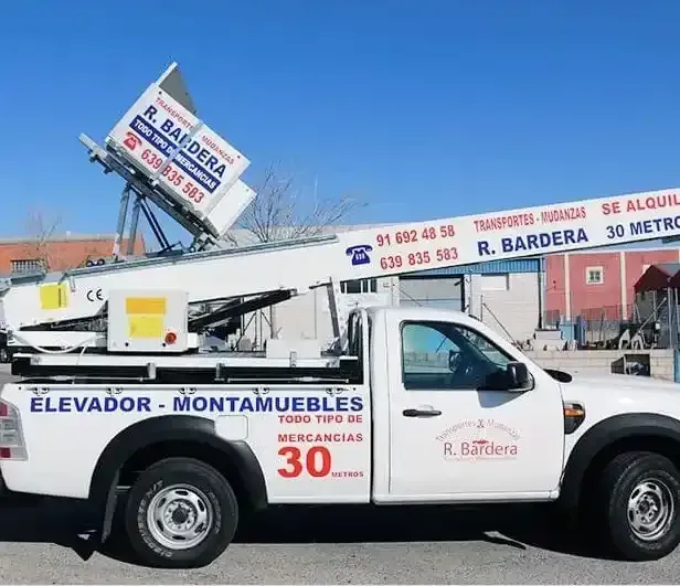 Camión blanco con plataforma elevadora, publicidad de
