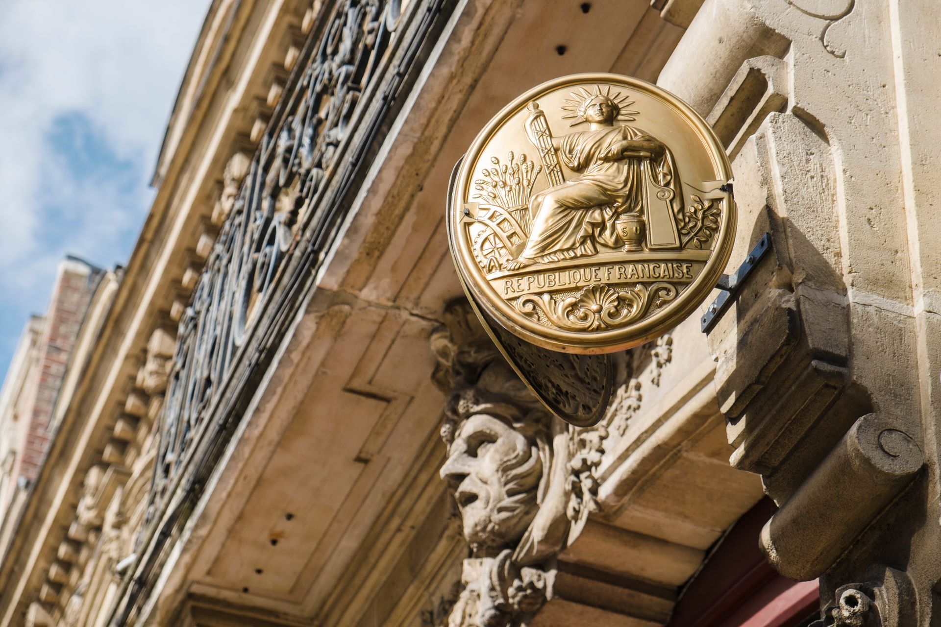 Devanture avec représentation de notaire