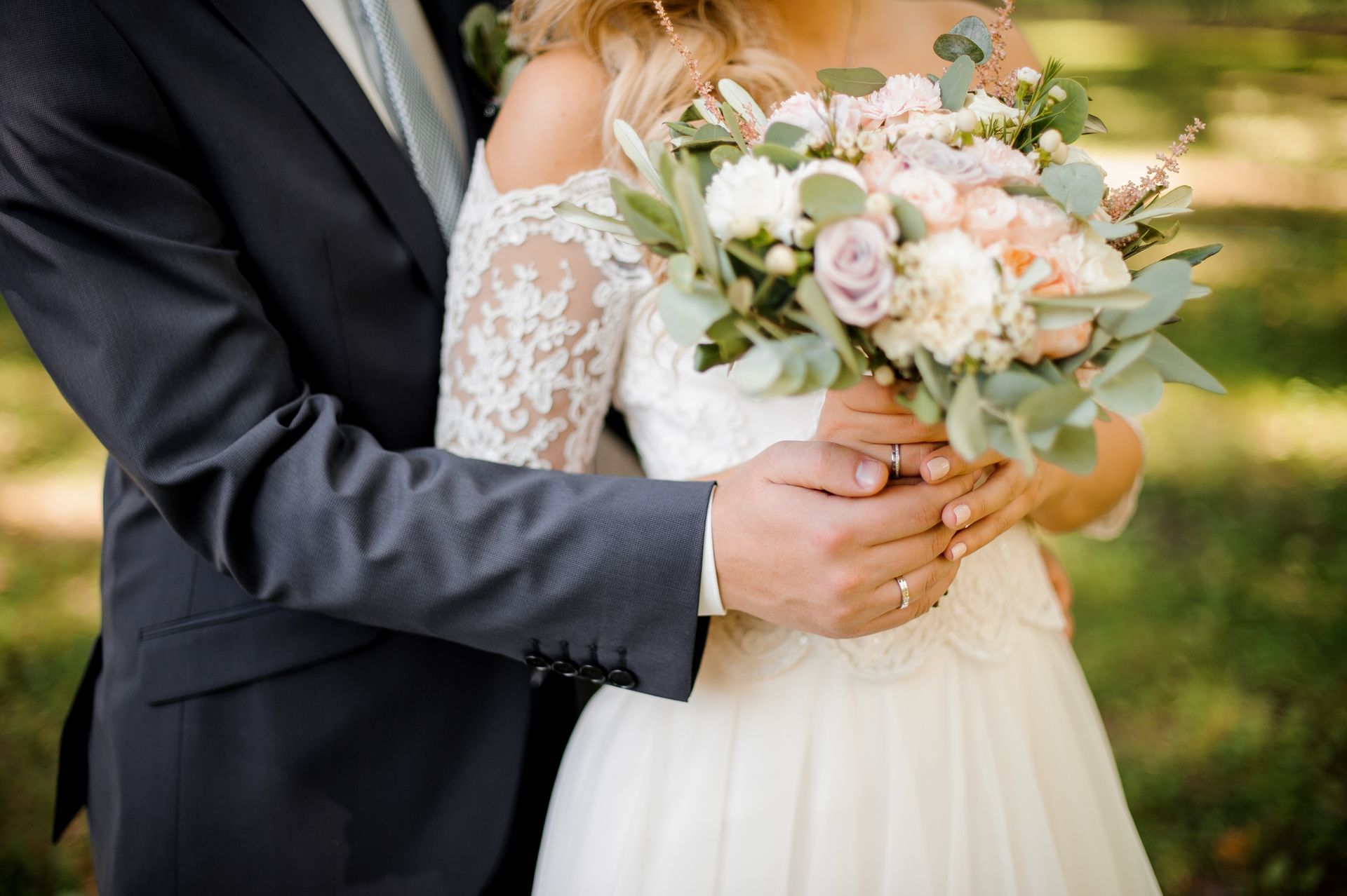 Mariés avec bouquet de fleurs