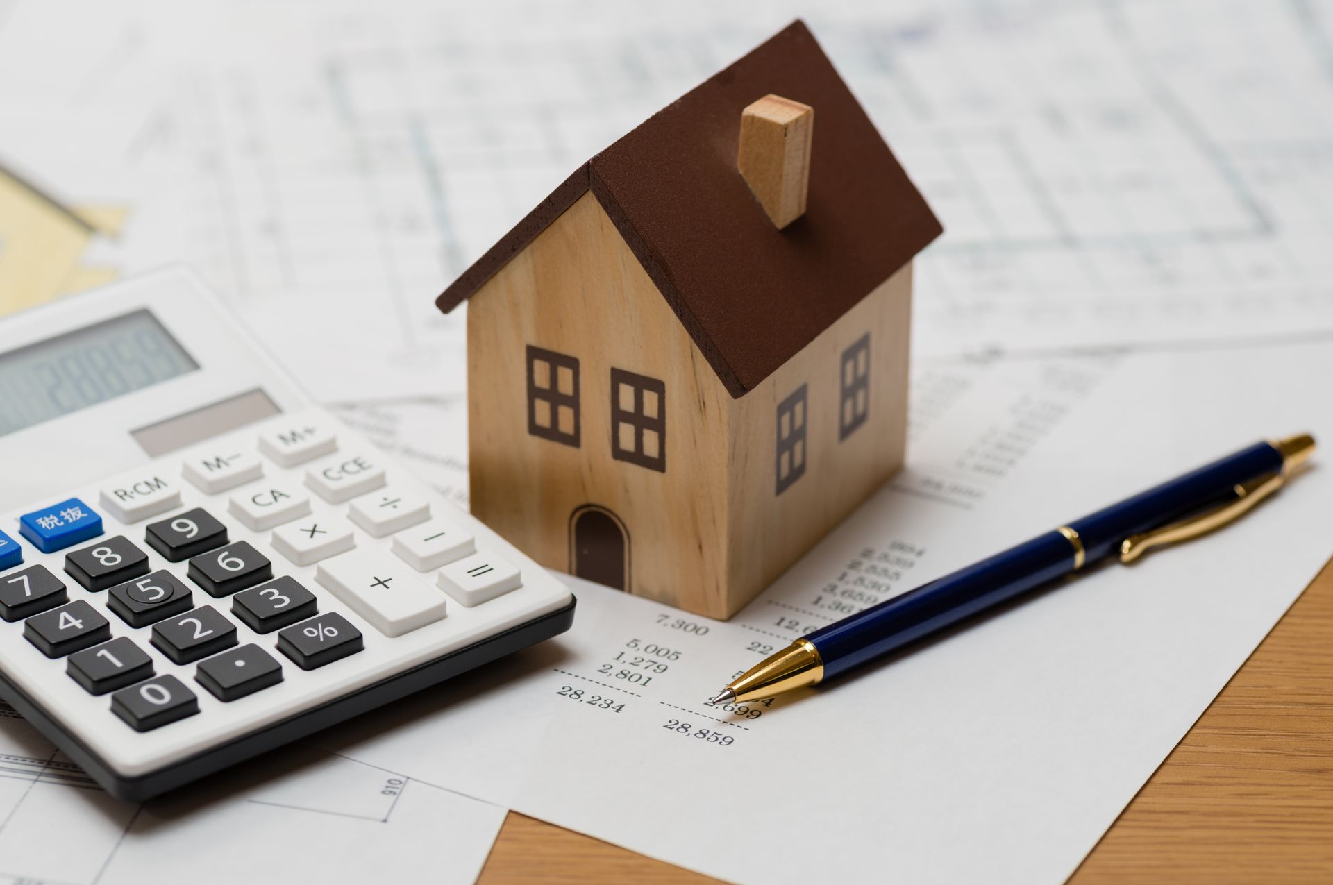 Calculatrice avec maison en bois