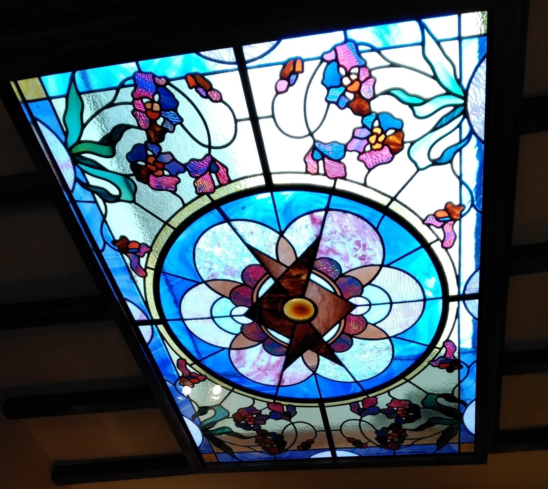 création vitraux faux plafond