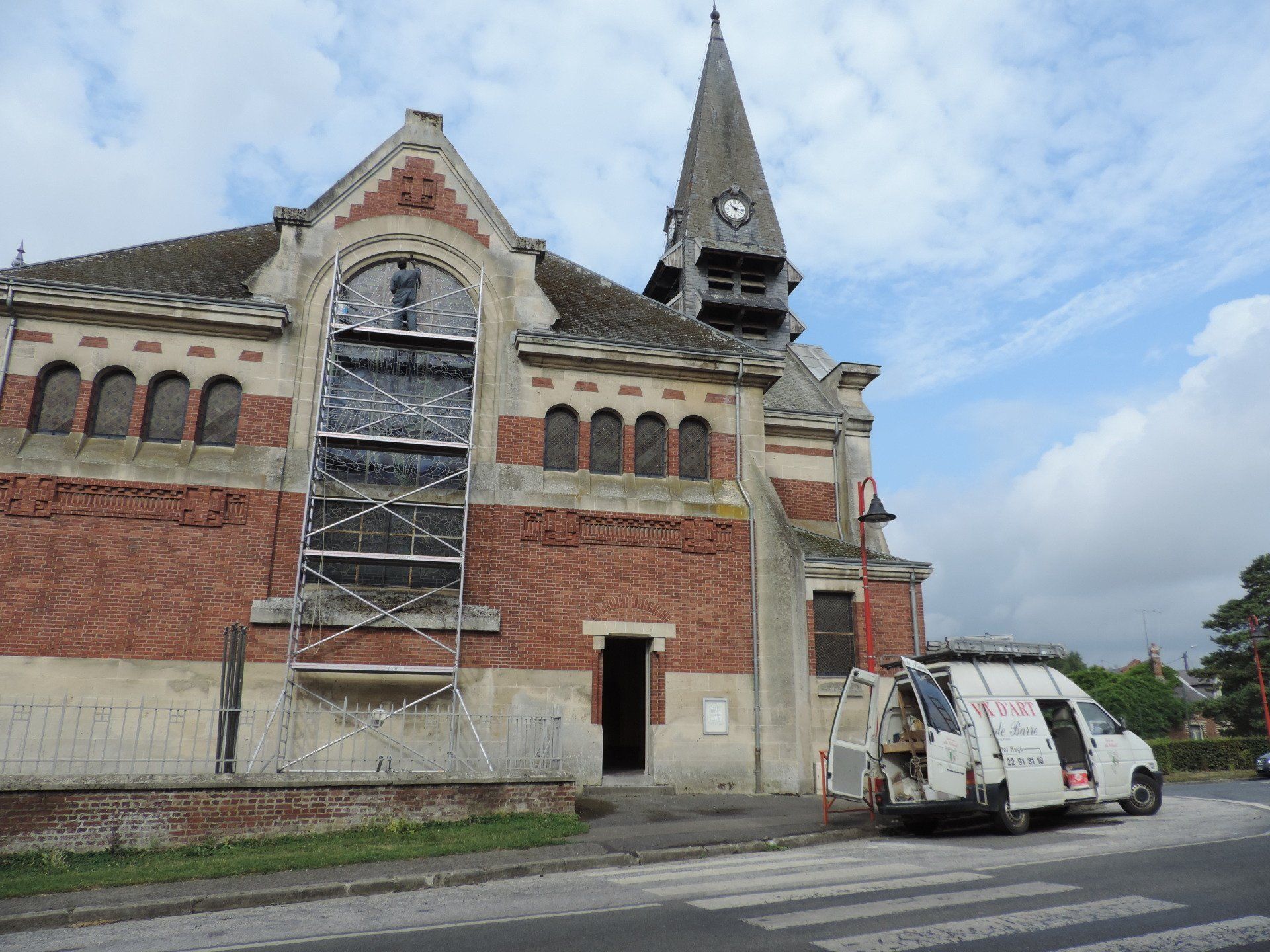 Restauration vitraux église avec échafaudage