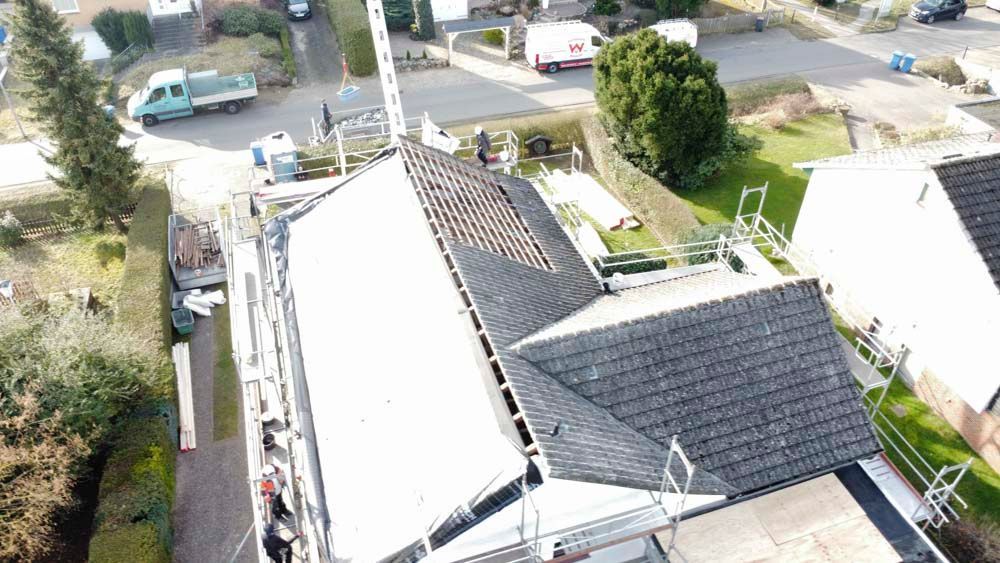 Eine Luftaufnahme eines Dachs, das auf einem Haus installiert wird.
