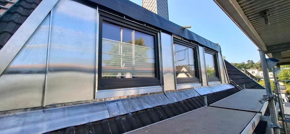 Ein Dach mit vielen Fenstern und einem Gerüst darauf.