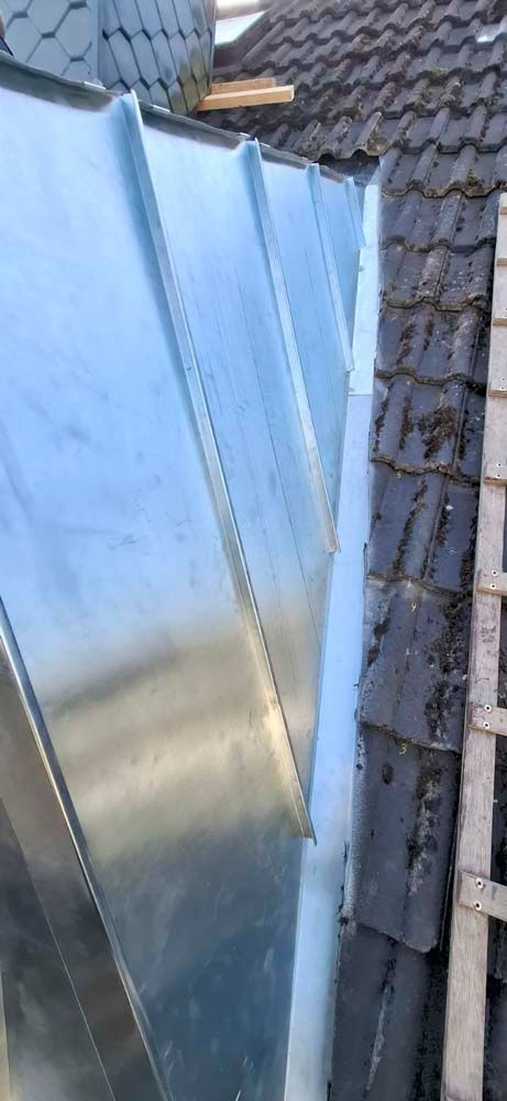 Eine Nahaufnahme einer Metalldachrinne.