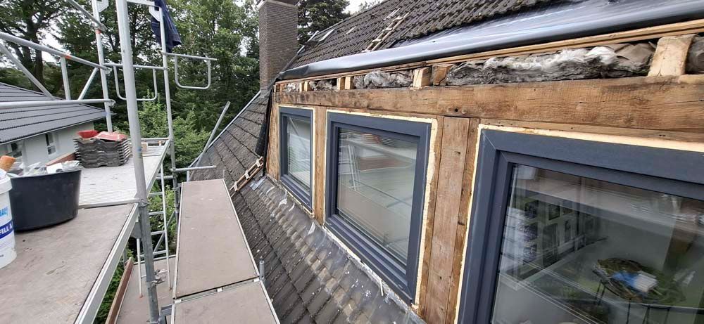 Ein Dach mit vielen Fenstern und einem Gerüst darauf.