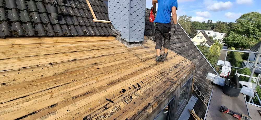 Ein Mann steht auf dem Dach eines Gebäudes.