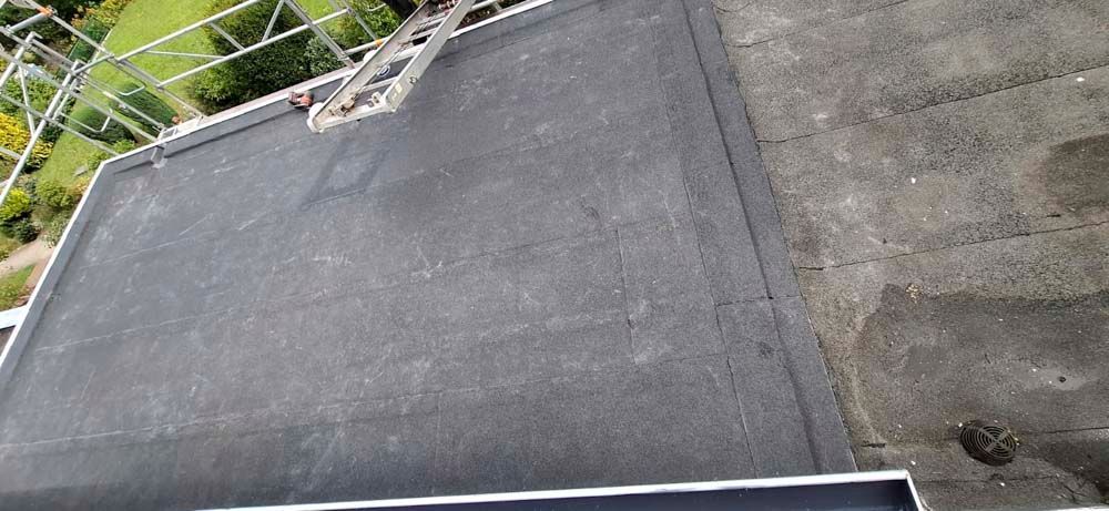 Ein Dach mit Flachdach und darauf befindlicher Dachrinne.