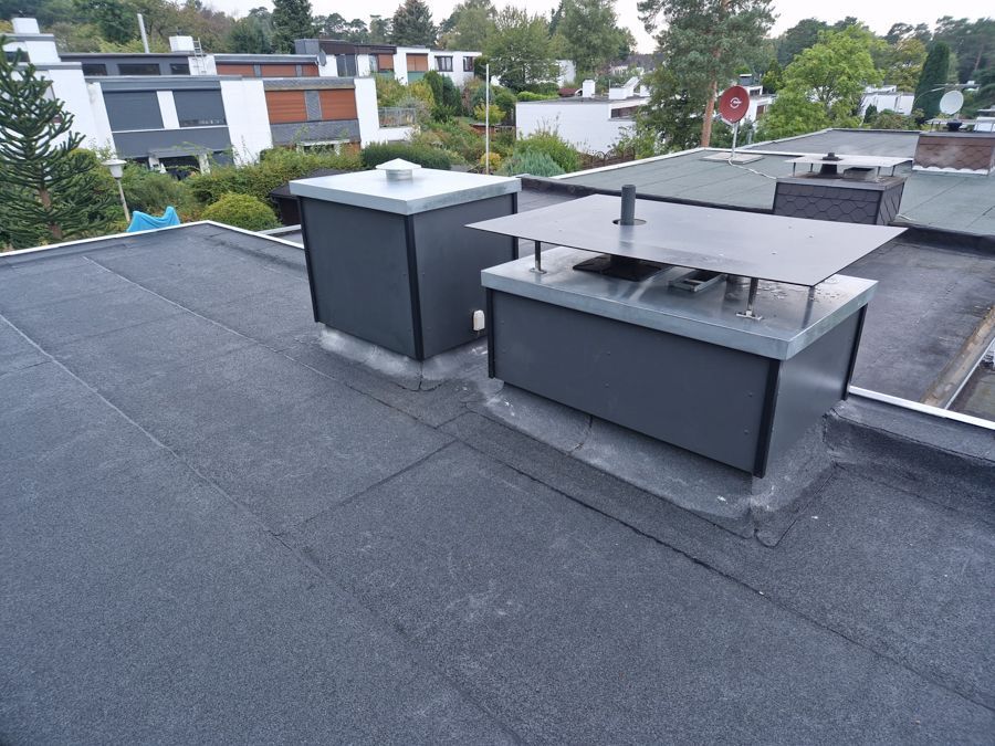 Zwei Schornsteine sind auf dem Dach eines Gebäudes