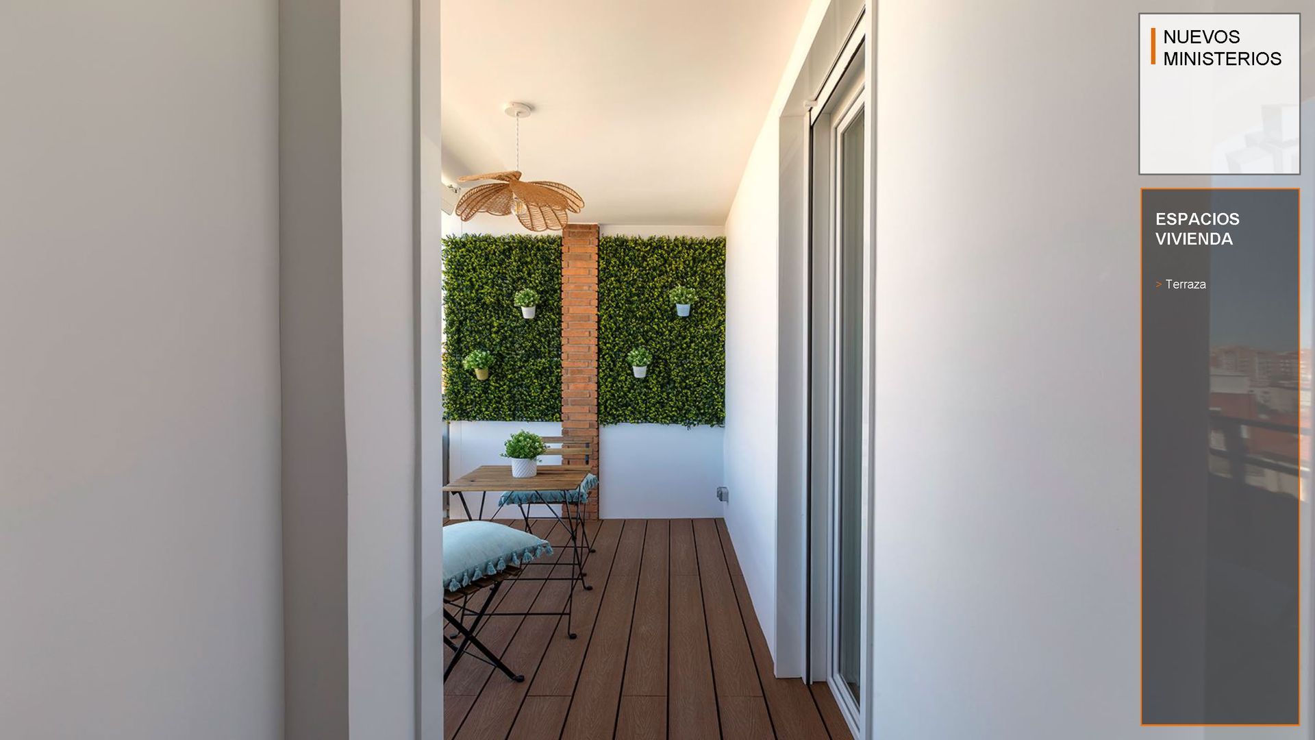 Habitación blanca vacía con suelo de madera, puertas correderas de armario y una puerta abierta que da a un pasillo.