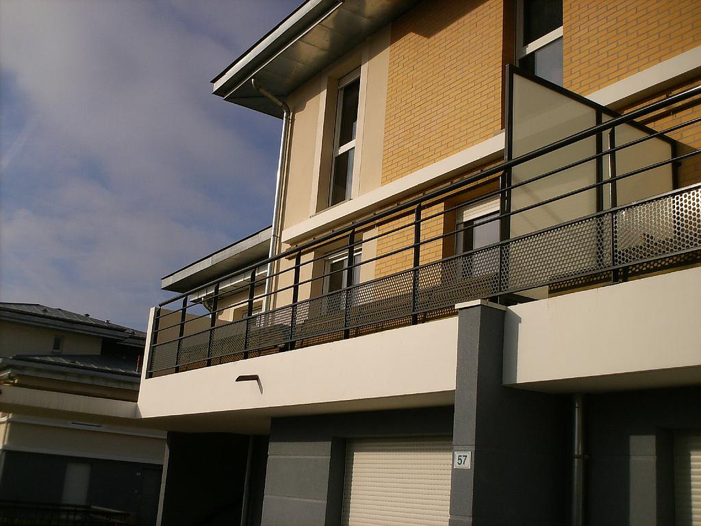 Balcon avec garde-corps métal noir