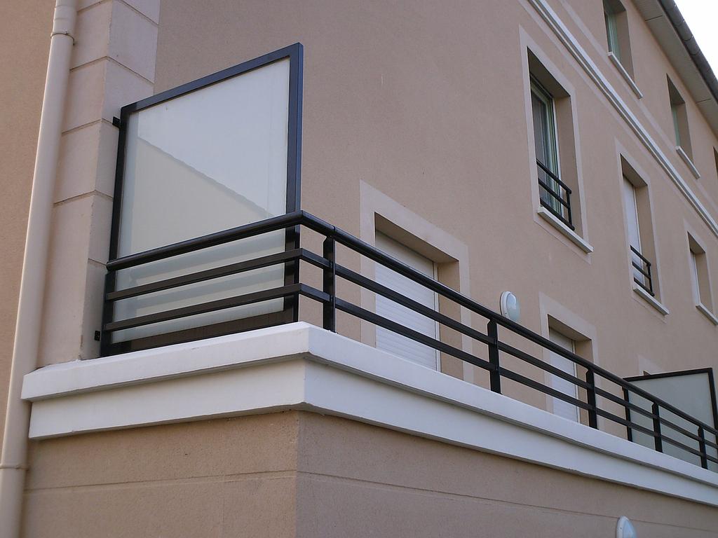 Garde-corps avec côté en verre opaque