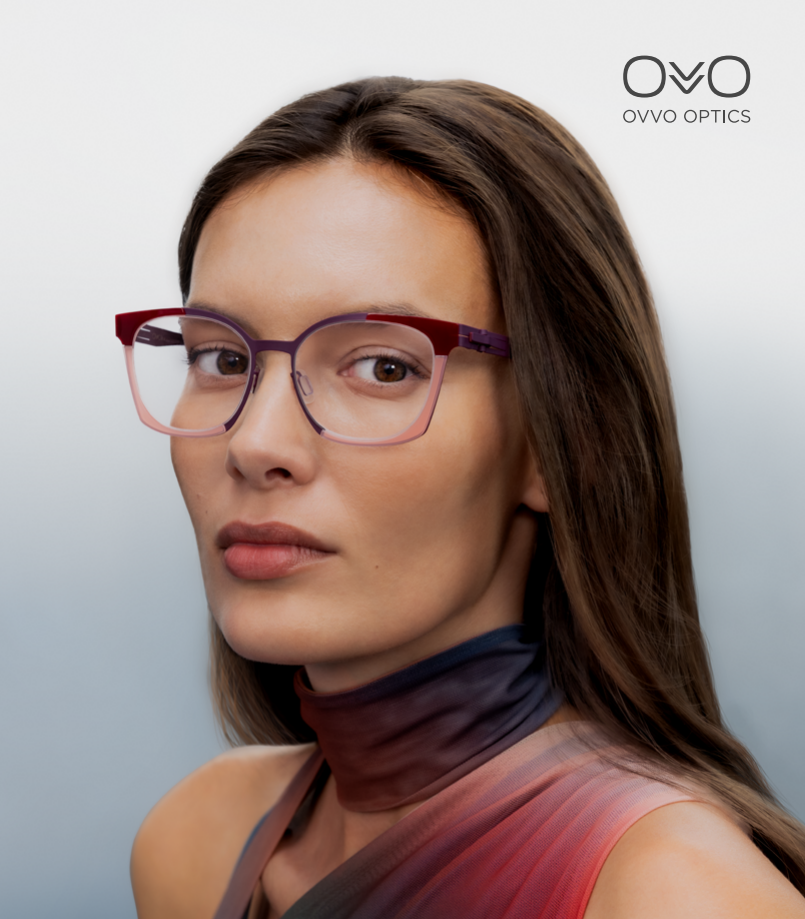 Frau mit lila-pinker Brille, Blick nach vorn, Studioaufnahme.