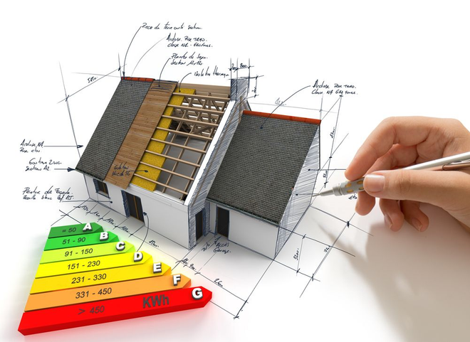 Casa modelo con planos arquitectónicos dibujados a mano, etiqueta de eficiencia energética.