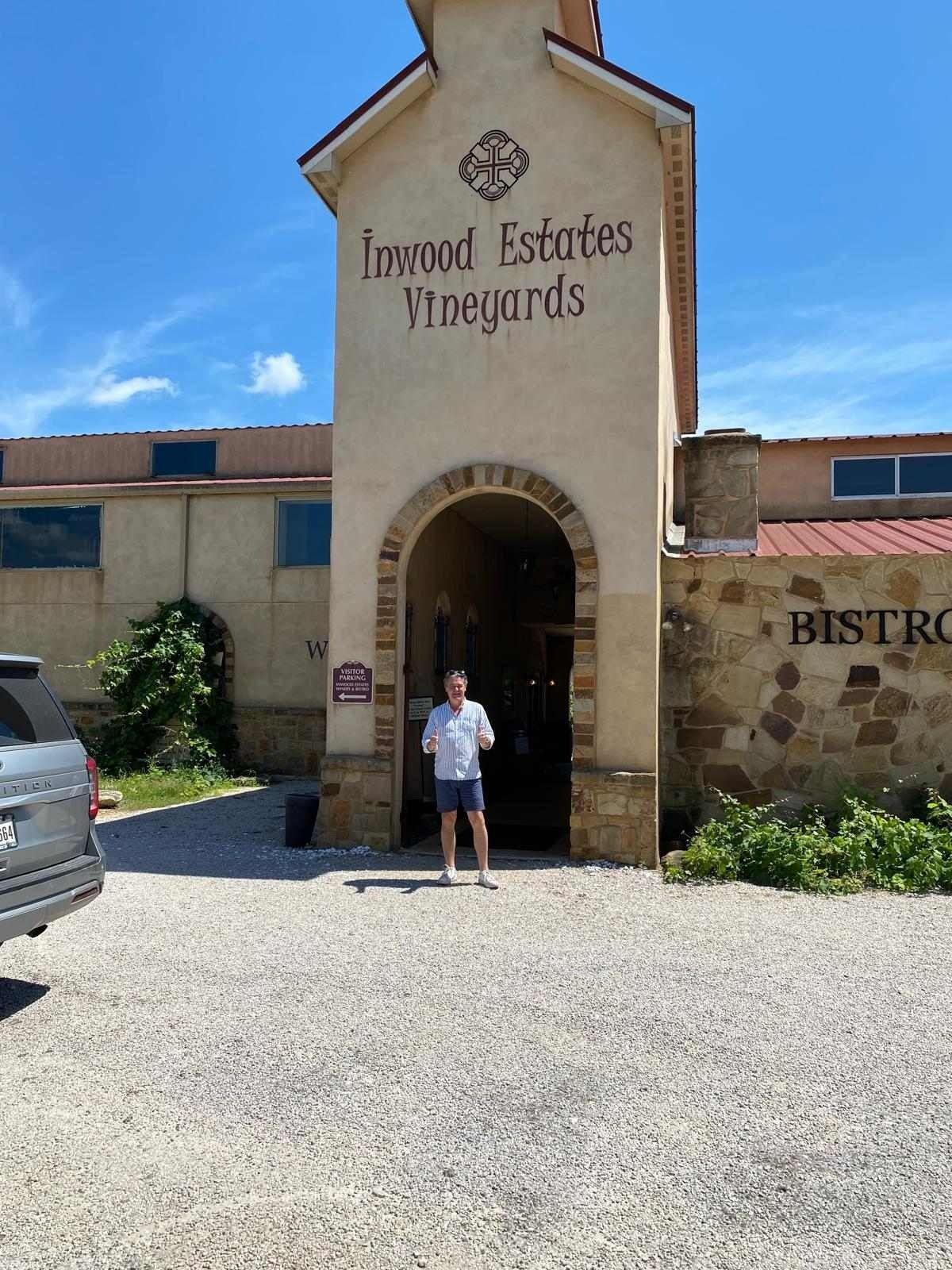 Un hombre se encuentra frente a un edificio que dice