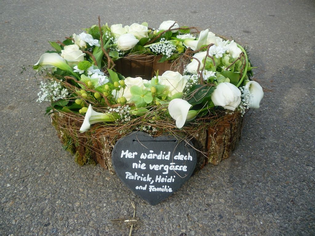 TrauerscTrauerschmuck - Klara's Bluemehüsli - Sempach Stationhmuck - Klara's Bluemehüsli - Sempach Station