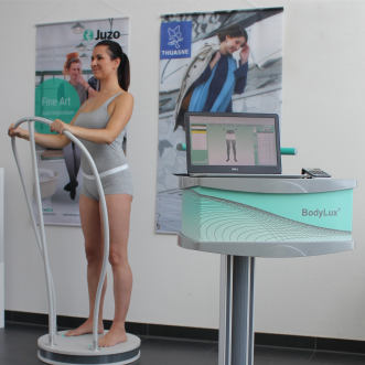 Eine Frau steht vor einer Body-Lux-Maschine