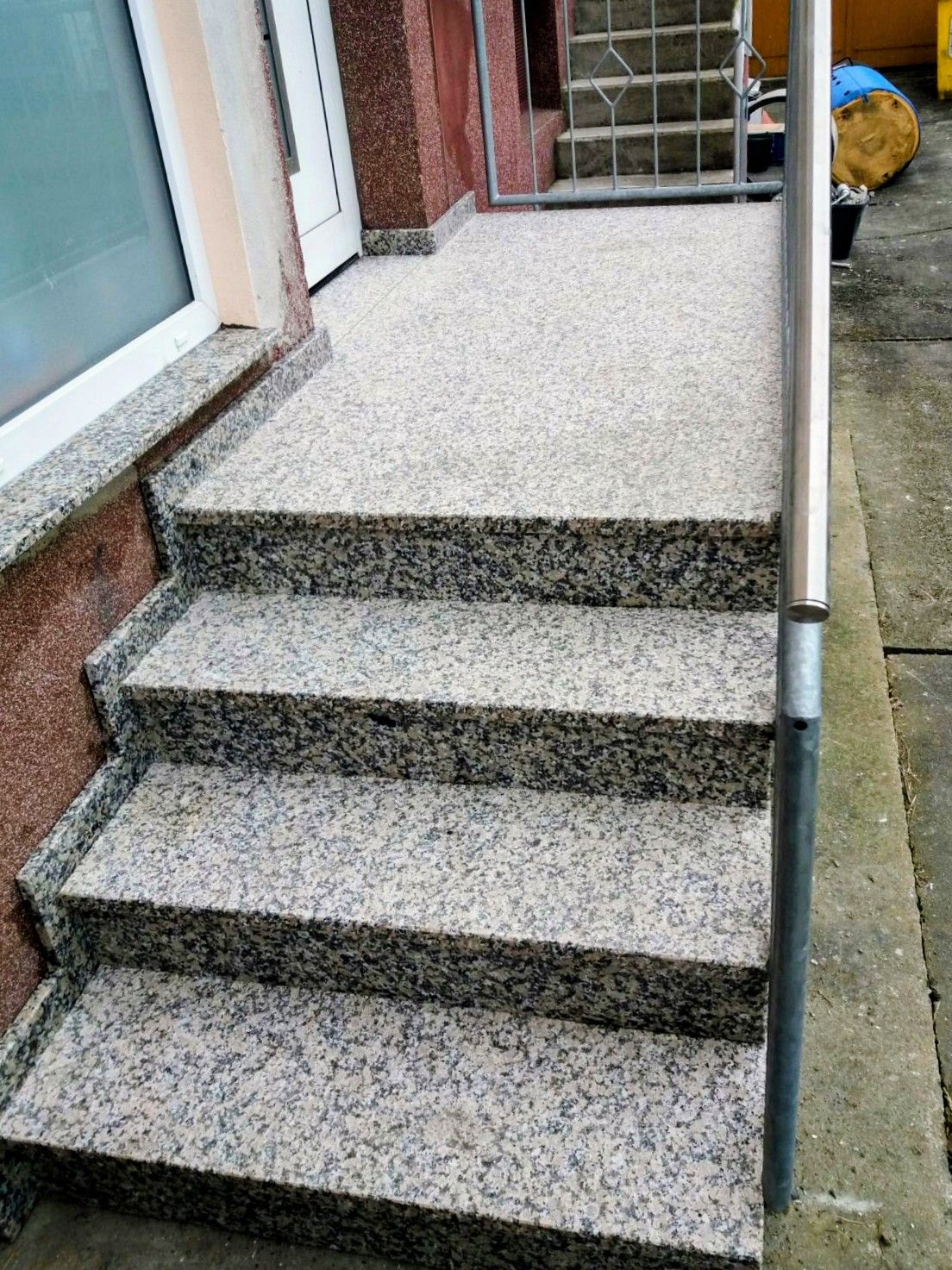 Treppe Crema Julia, geflammt – Eingangspodest aus Naturstein mit geflammter Oberfläche und rutschfester Struktur
