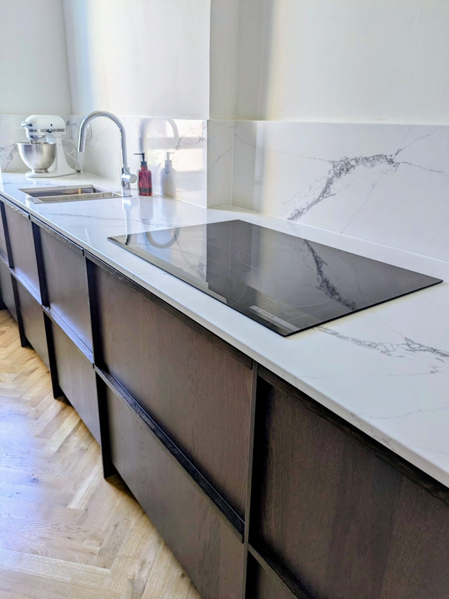 Helle Quarz-Arbeitsplatte mit integrierter Spüle und dezenter Marmoroptik