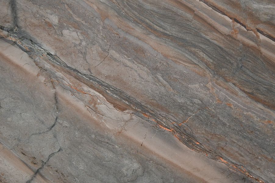 Elegant Brown – braune Natursteinplatte mit fließender Maserung und lebendiger Struktur