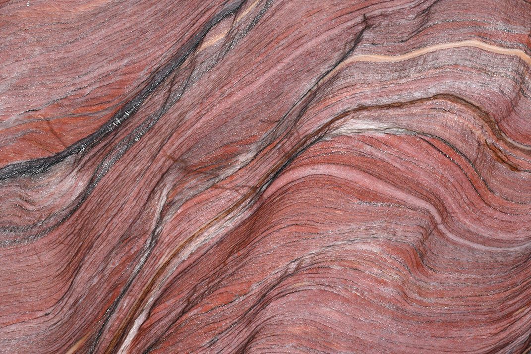 Fusion Red – roter Naturstein mit dynamischer Maserung und markanter Farbstruktur
