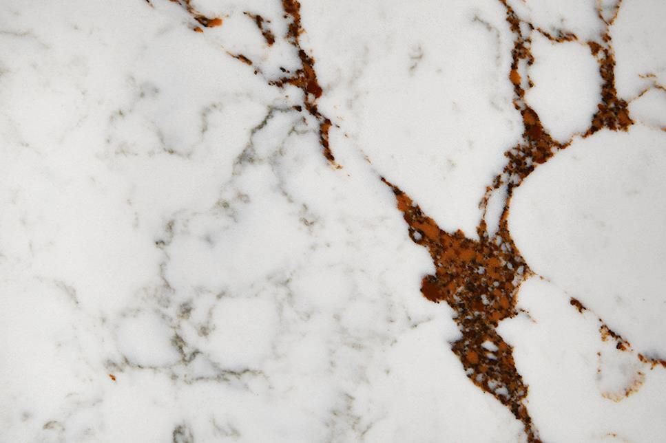 Quarz Arabescato Viola – weiße Quarzoberfläche mit goldbrauner Maserung in edler Marmoroptik