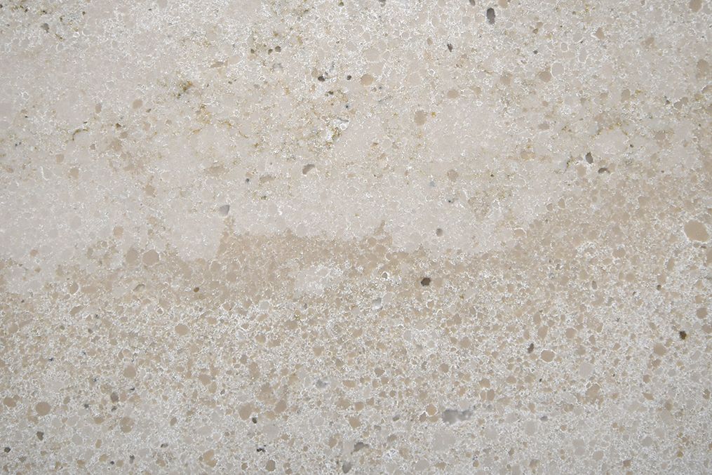 Quarz-Travertin – beige Quarzoberfläche mit natürlicher Porenstruktur und warmer Optik