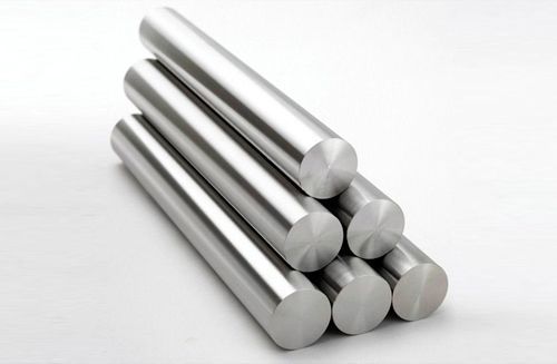 Pila de barras de metal brillantes sobre un fondo blanco