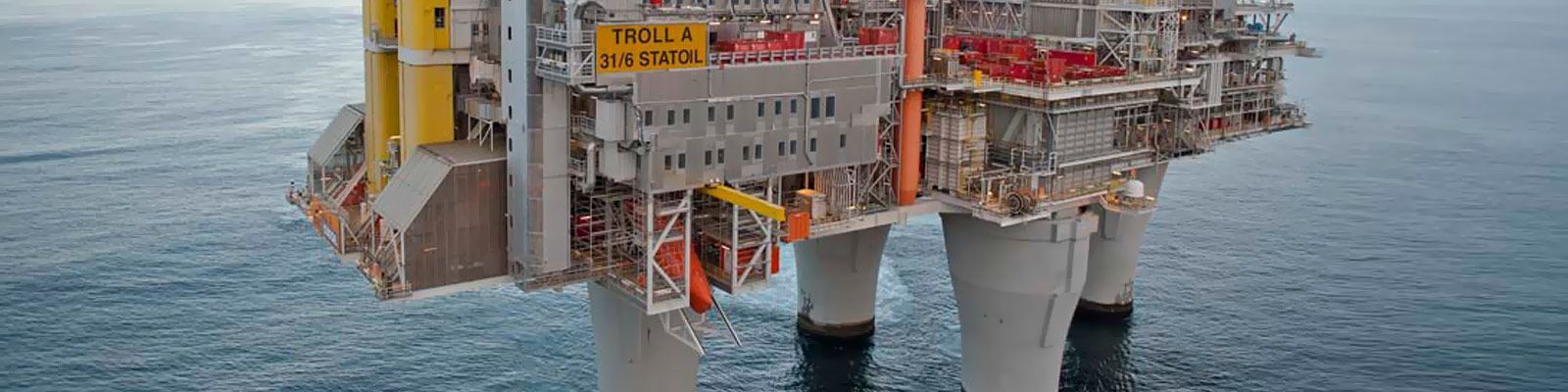 Plataforma petrolífera en alta mar con trabajadores sobre una plataforma en el mar