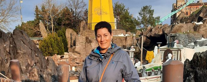 Eine Frau fährt ein Auto auf einer Strasse.