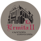 Logotipo de La Ermita II, cafetería y bar. Presenta el contorno oscuro de un edificio y texto burdeos sobre un círculo gris.