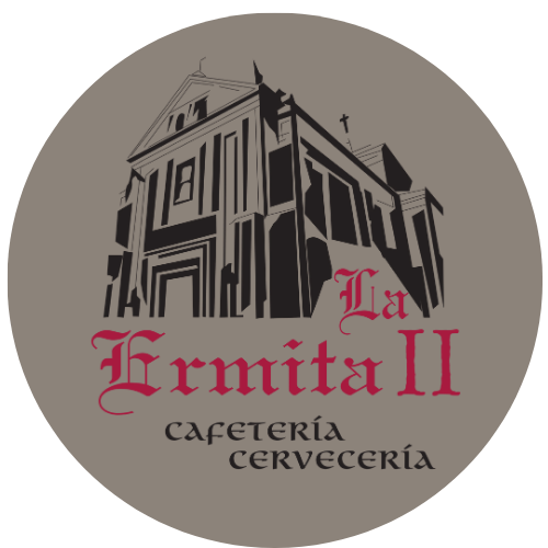Logotipo de La Ermita II, cafetería y bar. Presenta el contorno oscuro de un edificio y texto burdeos sobre un círculo gris.