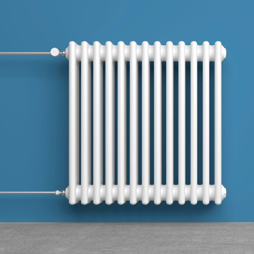 Un radiateur colonne blanc fixé sur un mur bleu au-dessus d'un sol gris, avec les raccords de tuyauterie sur la gauche.