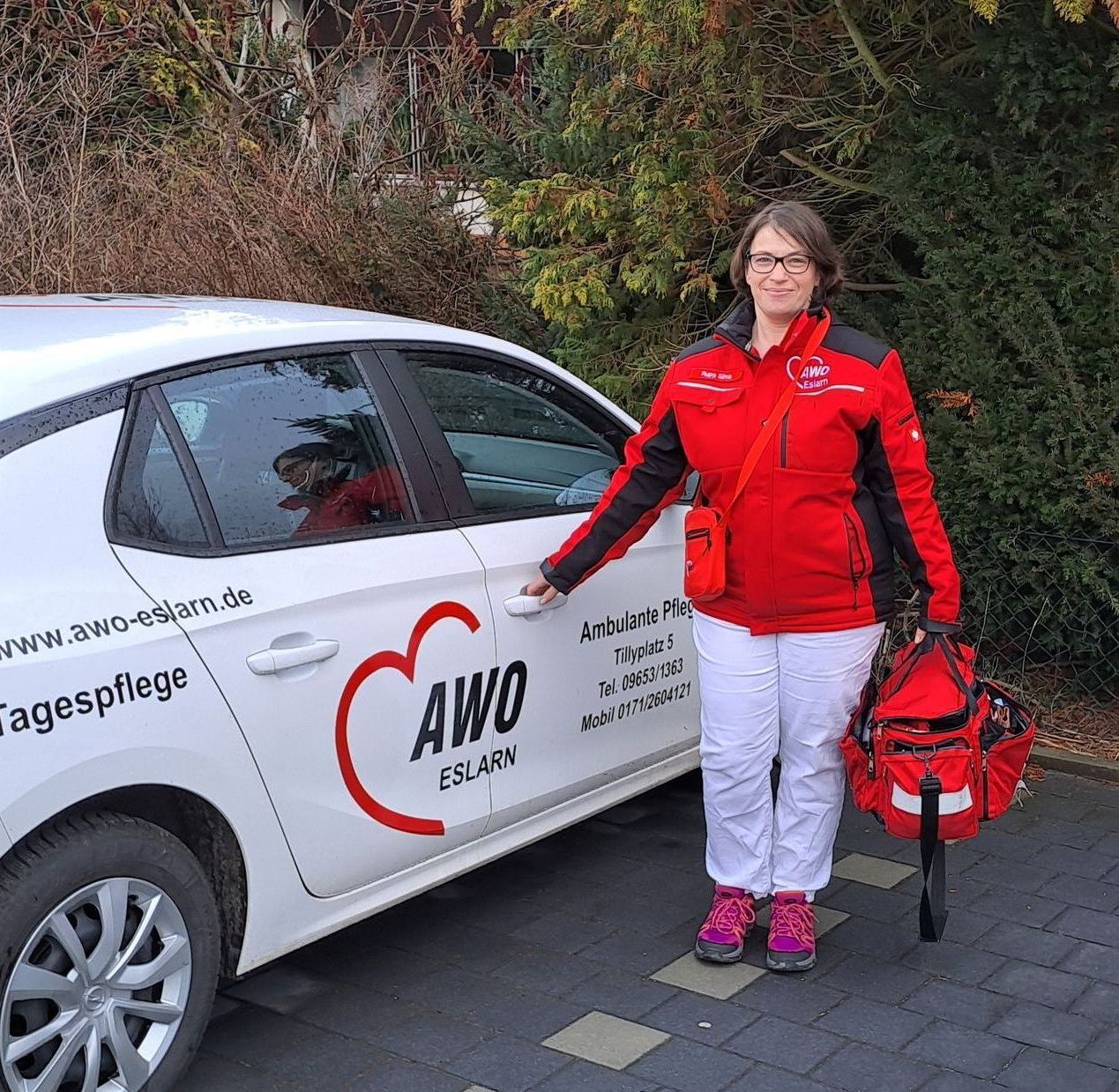 AWO Eslarn e.V., drei Seniorinnen bei einem Hochbeet mit einer Mitarbeiterin