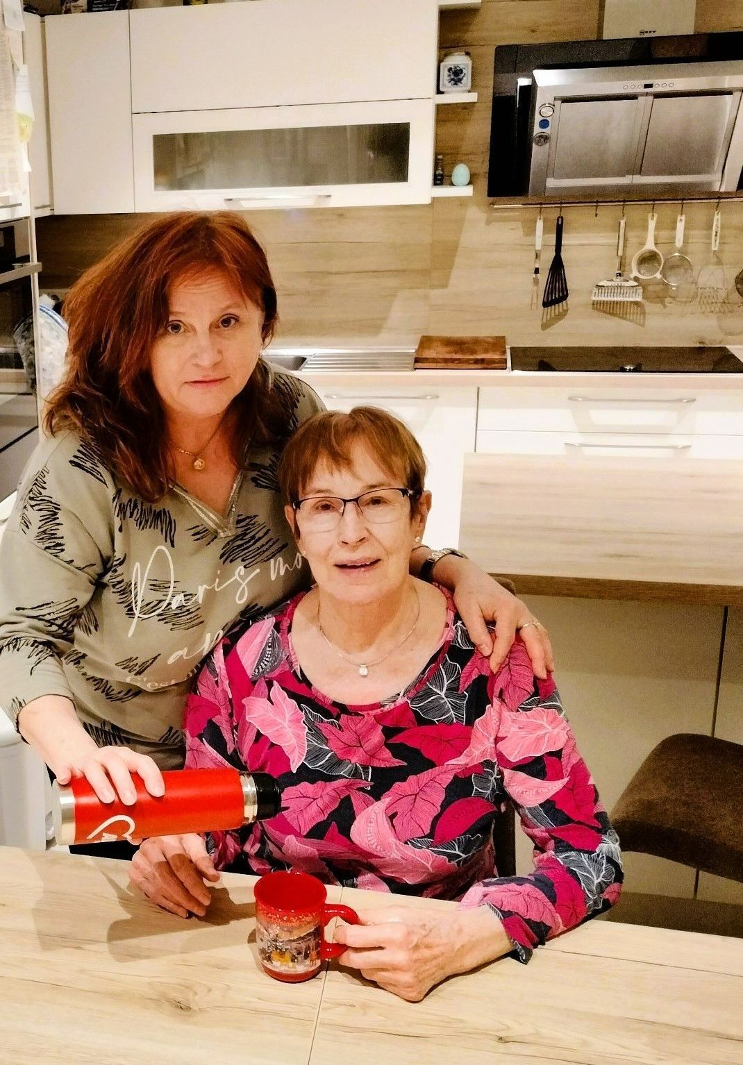 AWO Eslarn e.V., zwei Senioren mit Rollator und zwei Mitarbeiterinnen
