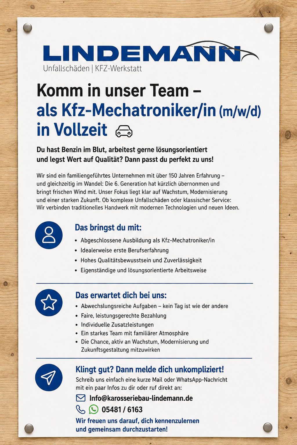 Deutschsprachiger Jobflyer „Indemann“ für Kfz-Mechatroniker/in in Vollzeit, blau auf Holzoptik-Hintergrund